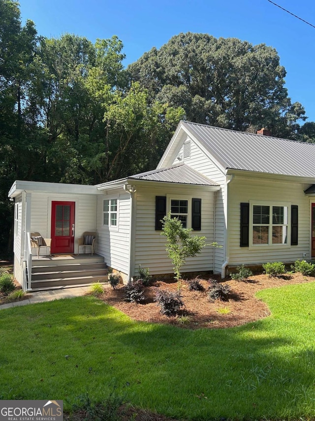 view of front of property with a front yard