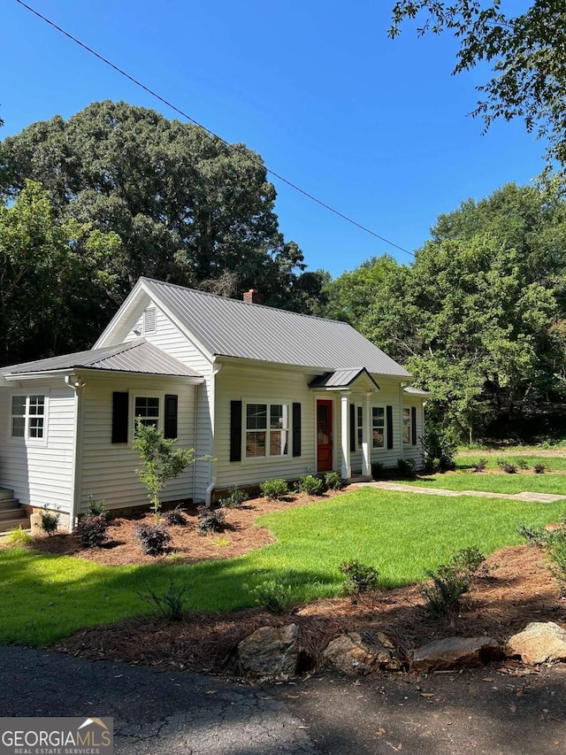 single story home with a front yard