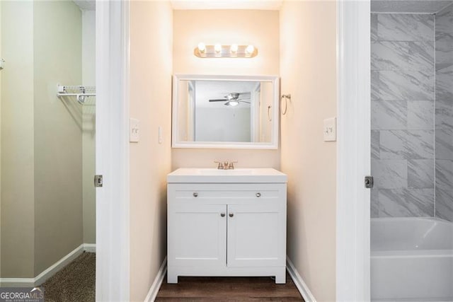 bathroom featuring vanity, tiled shower / bath combo, and ceiling fan