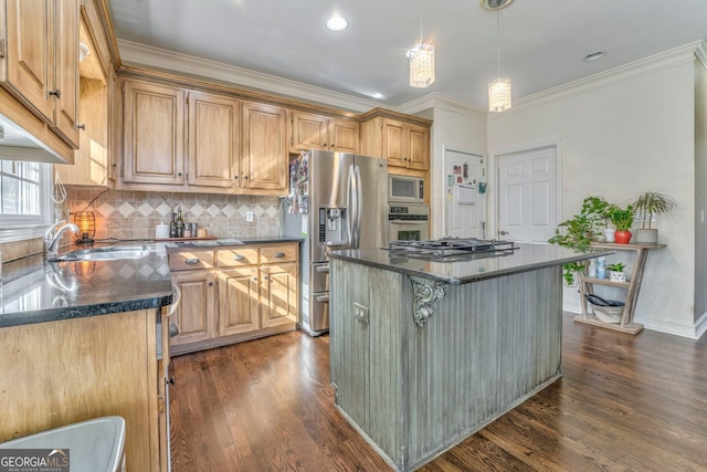 kitchen featuring sink, a kitchen island, stainless steel appliances, and decorative light fixtures