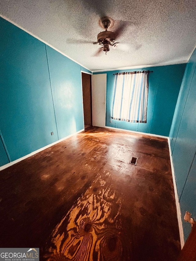 spare room featuring ceiling fan and a textured ceiling