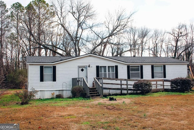 view of front of property featuring a front yard