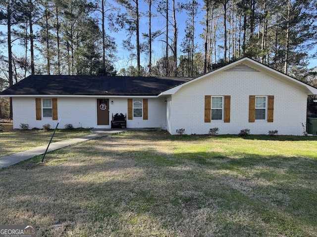 ranch-style house featuring a front yard