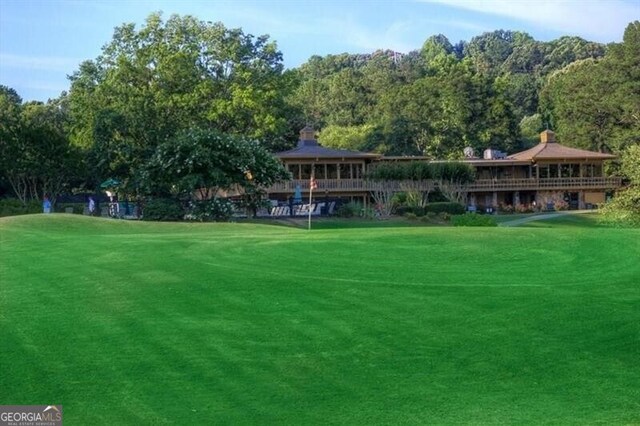 view of property's community featuring a lawn