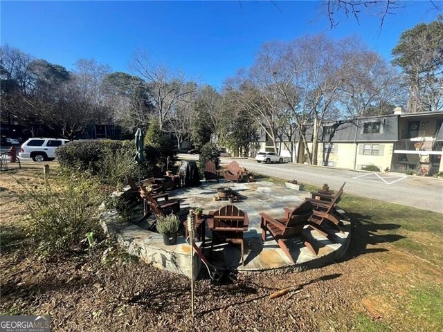 view of yard featuring a patio