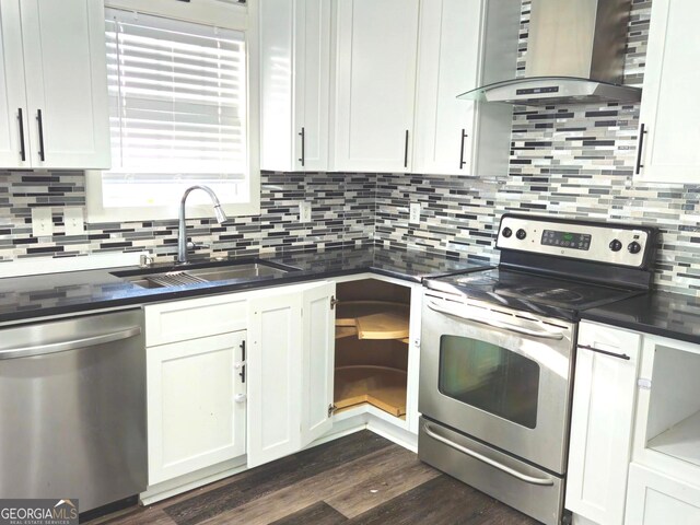 room details featuring hardwood / wood-style floors