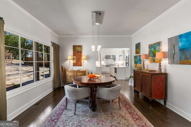 dining room featuring visible vents, crown molding, baseboards, dark wood-style floors, and a notable chandelier