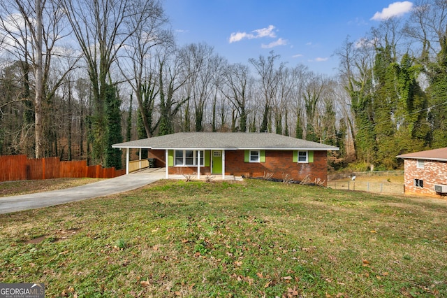 view of front of house with a carport and a front yard