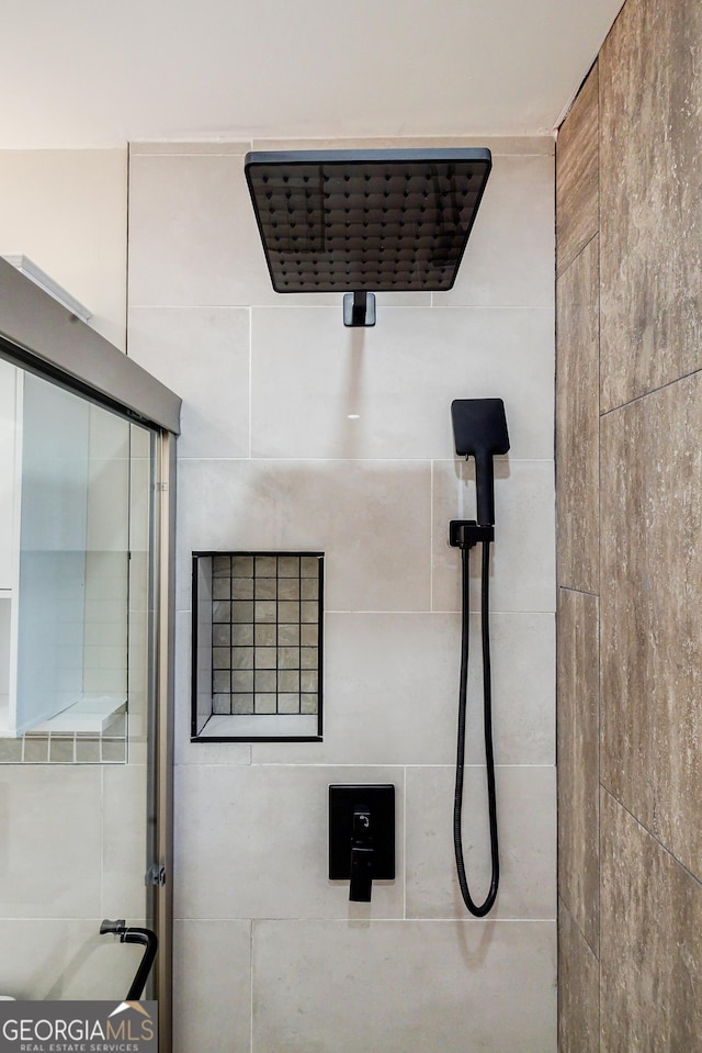 room details featuring tiled shower