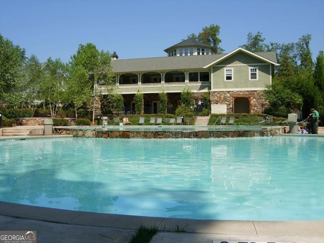 view of pool with pool water feature