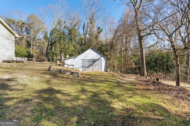 view of yard with an outdoor structure