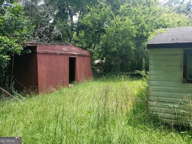 view of yard featuring a shed