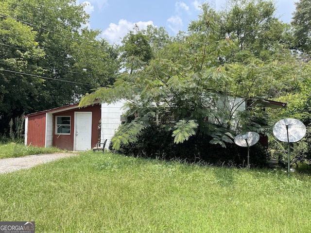 view of yard with an outbuilding