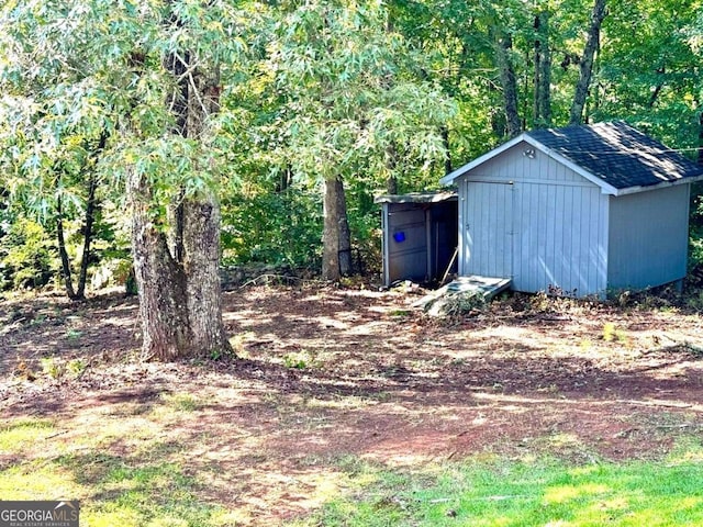 view of yard featuring a storage unit