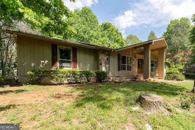 ranch-style home with a front yard