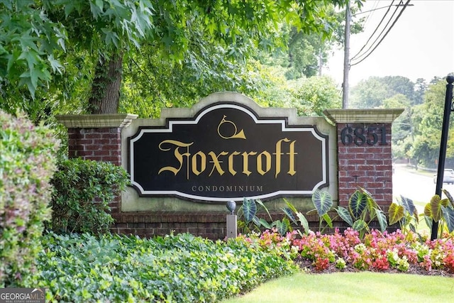 view of community / neighborhood sign