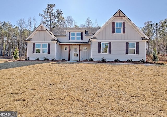 view of front of home featuring a front yard