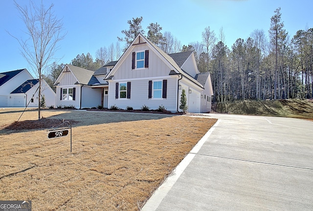 modern inspired farmhouse with a front yard