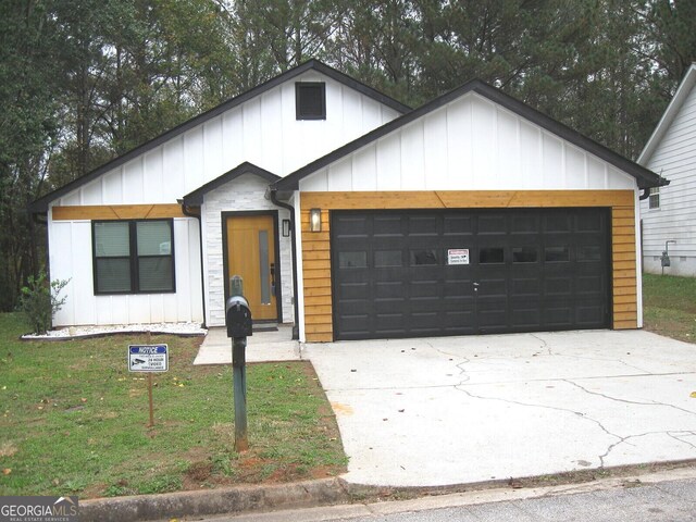 view of front of property featuring a front yard