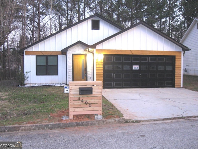 view of front facade with a garage