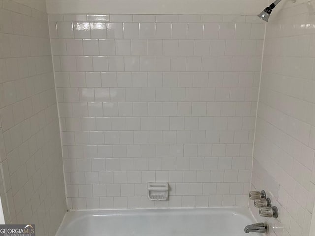 bathroom featuring tiled shower / bath combo