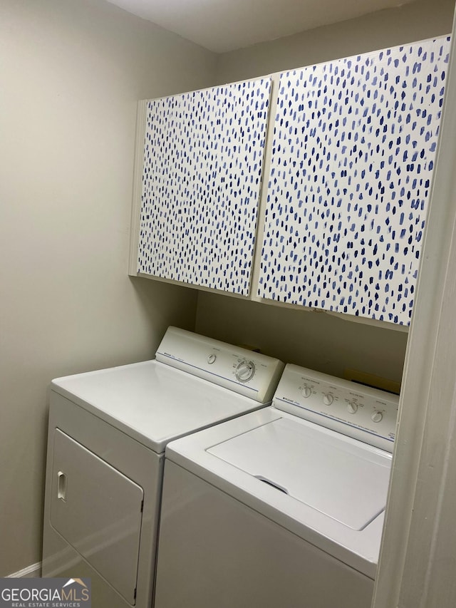 washroom featuring washing machine and clothes dryer