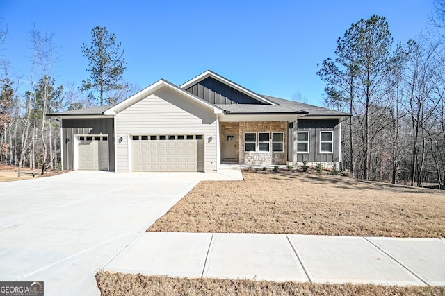 view of front facade featuring a garage