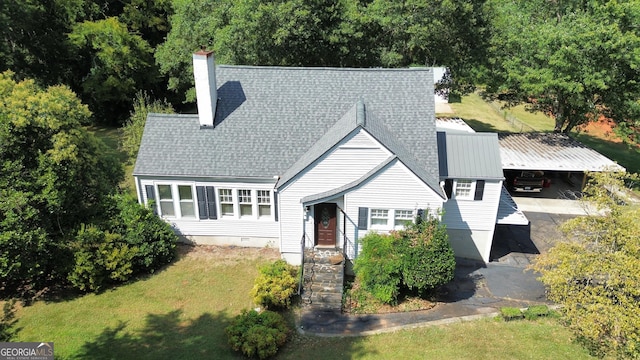 view of front of home featuring a front lawn