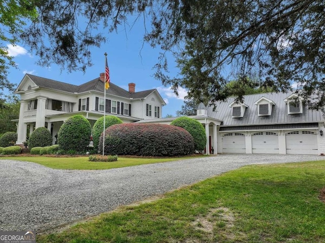 view of front facade featuring a front yard and a garage