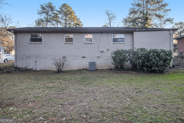 back of house featuring a yard