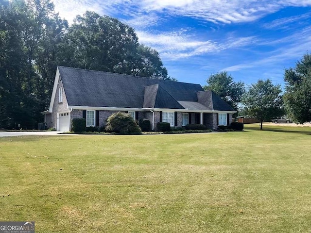 view of front facade featuring a front yard