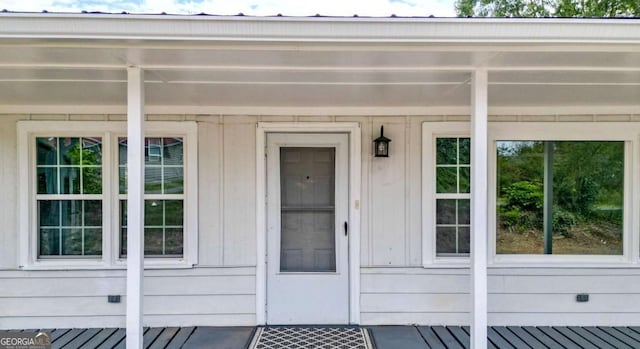 property entrance featuring a porch