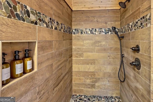 bathroom featuring tiled shower