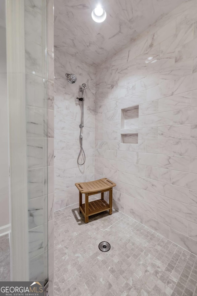 bathroom featuring a tile shower