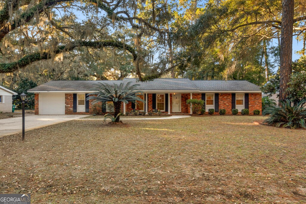 single story home featuring a garage