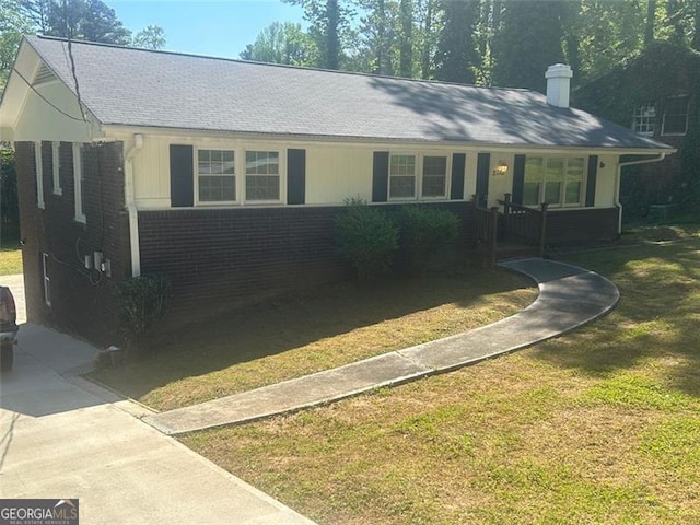 single story home featuring a front lawn