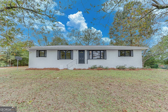 single story home featuring a front lawn