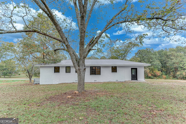 ranch-style house with a front lawn