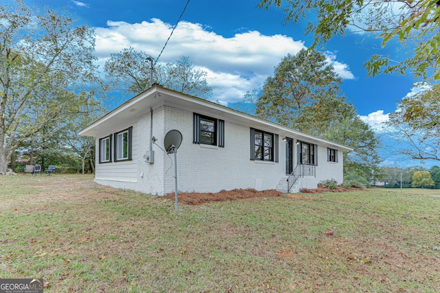 single story home featuring a front yard