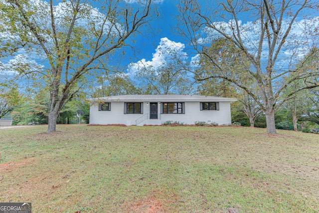 ranch-style house featuring a front yard