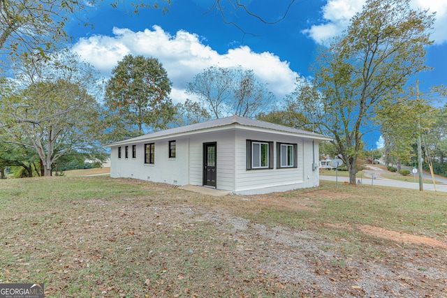 view of front of home with a front yard