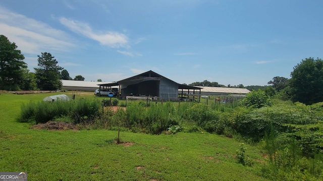 view of yard featuring an outbuilding