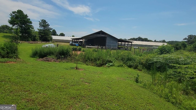 view of yard with an outbuilding