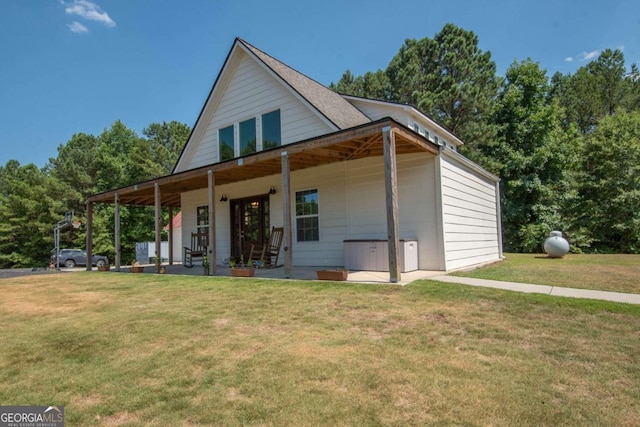 view of front of property featuring a front yard and a porch