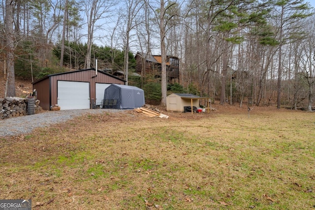 view of yard featuring an outdoor structure and a garage