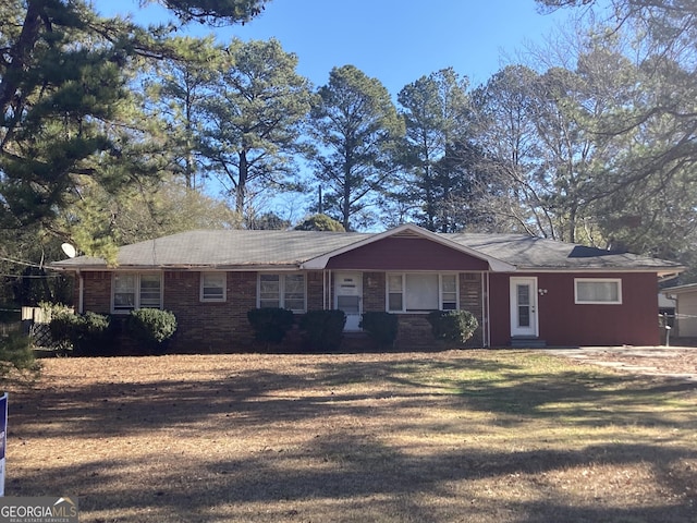 single story home featuring a front yard