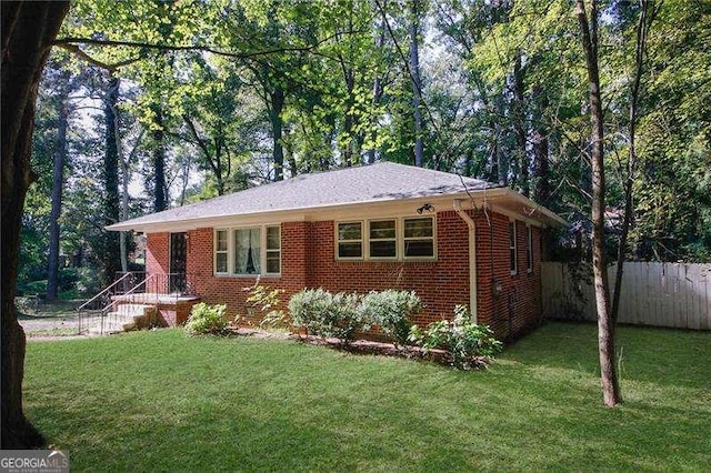 ranch-style home featuring a front lawn