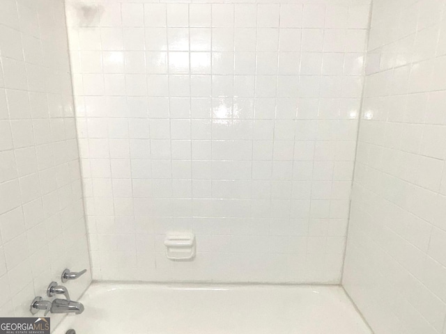 bathroom with tiled shower / bath