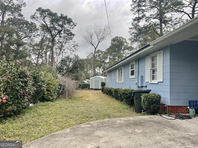 view of yard with a storage shed