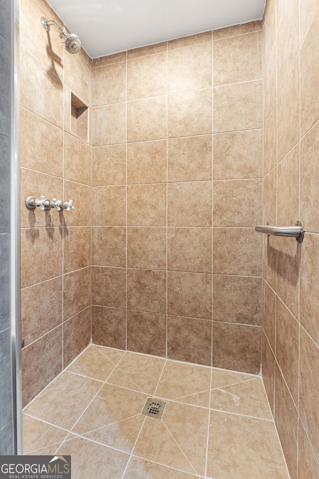 bathroom featuring tiled shower